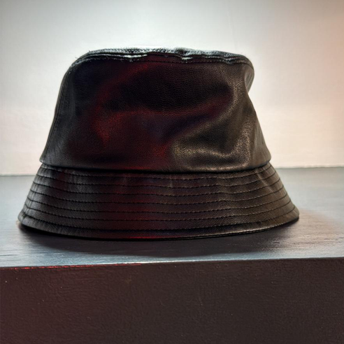 LEATHER - BUCKET HAT PRE OWNED BY GUE