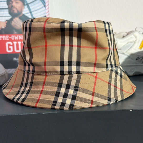 BURBERRY - BUCKET HAT PRE OWNED BY GUE