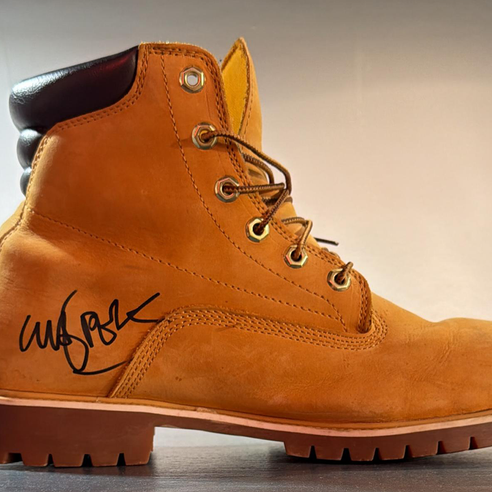 TIMBERLAND - AUTOGRAPHED BOOTS PRE OWNED BY GUE